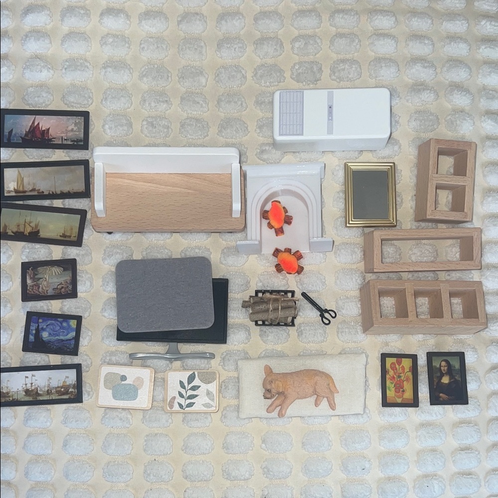 Assorted minis for dollhouses or other crafting